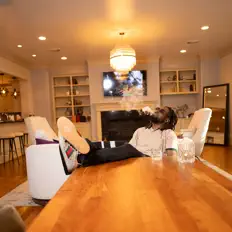 Kiiing을(를) 듣고, 뮤직 비디오를 보고, 약력을 읽고, 투어 일정 등을 확인하세요!