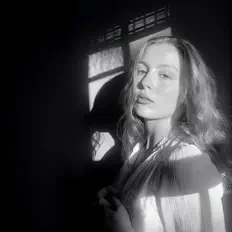 Bebe Wood: песни, клипы, биография, даты выступлений и многое другое.