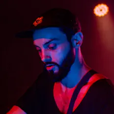 收听 Vincee、观看音乐视频、阅读小传、查看巡演日期等 ！