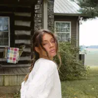 Poslechněte si interpreta undefined, sledujte hudební videa, přečtěte si životopis, podívejte se na data turné a další informace.