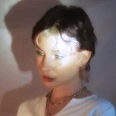 Sarah Wolfeを聴いたり、ミュージックビデオを鑑賞したり、経歴やツアー日程などを確認したりしましょう！