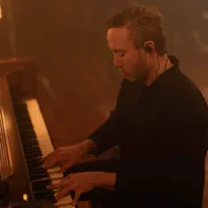 聆聽 Clay Webb、觀看音樂影片、閱讀小傳、查看巡演日期等！