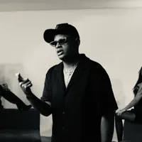 Poslechněte si interpreta undefined, sledujte hudební videa, přečtěte si životopis, podívejte se na data turné a další informace.