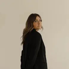 Écoutez Sydney Taylor, regardez des vidéoclips, lisez la biographie, consultez les dates de tournée et plus encore !