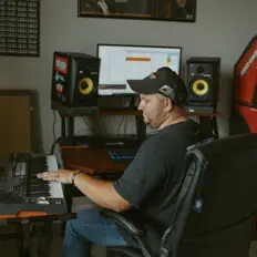 Ouça Aquaneeds, assista a videoclipes, leia a biografia, veja as datas das turnês e mais!