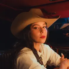 Ascolta Sofi Saar, guarda video musicali, leggi la biografia, vedi le date del tour & altro!