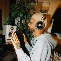 Hör dir undefined an, schau dir Musikvideos an, lies die Biografie, finde Tourdaten und mehr!