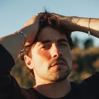 undefinedを聴いたり、ミュージックビデオを鑑賞したり、経歴やツアー日程などを確認したりしましょう！