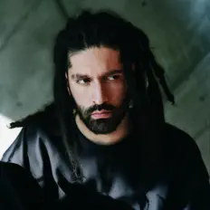 Ascolta Mogli the Iceburg, guarda video musicali, leggi la biografia, vedi le date del tour & altro!