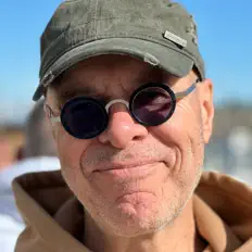 Vianney AUBEを聴いたり、ミュージックビデオを鑑賞したり、経歴やツアー日程などを確認したりしましょう！