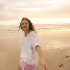 Annabelle dinle, müzik videolarını izle, biyografisini oku, tur tarihlerini ve daha fazlasını gör!