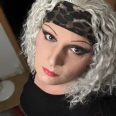 Ascolta Synthwave Siren, guarda video musicali, leggi la biografia, vedi le date del tour & altro!