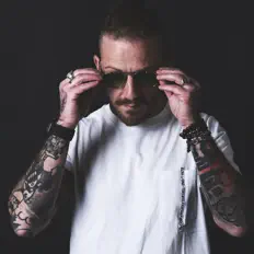Escucha a STRAAW, mira videos musicales, lee su biografía, consulta las fechas de las gira y más.