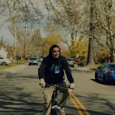 Hör dir Jorin an, schau dir Musikvideos an, lies die Biografie, finde Tourdaten und mehr!