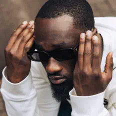 Luister naar Ari Rei, bekijk muziekvideo's, lees de bio, bekijk de tourdata, en meer!