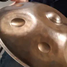 聆聽 Camalonga、觀看音樂影片、閱讀小傳、查看巡演日期等！