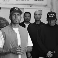 Écoutez undefined, regardez des vidéoclips, lisez la biographie, consultez les dates de tournée et plus encore !