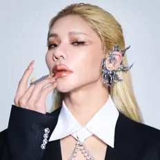Dengarkan Toua, tonton video musik, baca bio, lihat tanggal tur & lainnya!