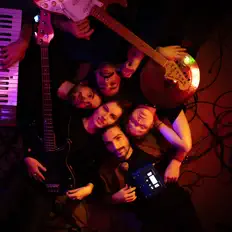 Toi Or सुनें, म्यूज़िक वीडियो देखें, बायो पढ़ें, दौरे की तारीखें और बहुत कुछ देखें!