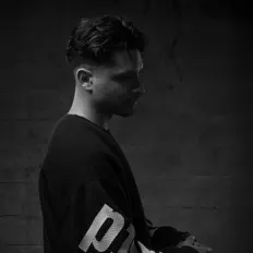 Roah सुनें, म्यूज़िक वीडियो देखें, बायो पढ़ें, दौरे की तारीखें और बहुत कुछ देखें!