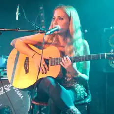 Escucha a Vesper, mira videos musicales, lee su biografía, consulta las fechas de las gira y más.