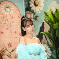 undefined dinle, müzik videolarını izle, biyografisini oku, tur tarihlerini ve daha fazlasını gör!