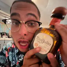 Poslechněte si interpreta Shmeggy, sledujte hudební videa, přečtěte si životopis, podívejte se na data turné a další informace.