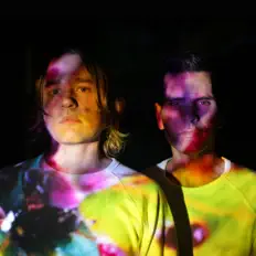 Warm Soundを聴いたり、ミュージックビデオを鑑賞したり、経歴やツアー日程などを確認したりしましょう！