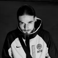 undefinedを聴いたり、ミュージックビデオを鑑賞したり、経歴やツアー日程などを確認したりしましょう！