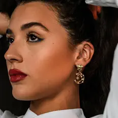 Ακούστε περιεχόμενο από Lili Estevez, παρακολουθήστε μουσικά βίντεο, διαβάστε το βιογραφικό, δείτε ημερομηνίες περιοδείας, και πολλά ακόμη!