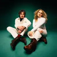 Ascolta undefined, guarda video musicali, leggi la biografia, vedi le date del tour & altro!