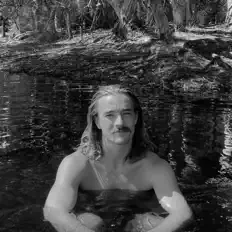 Poslechněte si interpreta Earhoney, sledujte hudební videa, přečtěte si životopis, podívejte se na data turné a další informace.