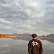 Zhaly सुनें, म्यूज़िक वीडियो देखें, बायो पढ़ें, दौरे की तारीखें और बहुत कुछ देखें!