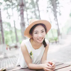 Escucha a 何璟昕(Ayen), mira videos musicales, lee su biografía, consulta las fechas de las gira y más.