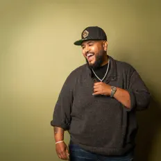 Reynos सुनें, म्यूज़िक वीडियो देखें, बायो पढ़ें, दौरे की तारीखें और बहुत कुछ देखें!