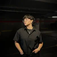 undefined सुनें, म्यूज़िक वीडियो देखें, बायो पढ़ें, दौरे की तारीखें और बहुत कुछ देखें!