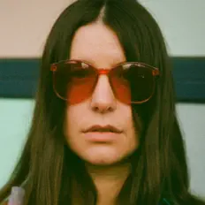 收听 Silverware、观看音乐视频、阅读小传、查看巡演日期等 ！