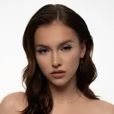 Leneya dinle, müzik videolarını izle, biyografisini oku, tur tarihlerini ve daha fazlasını gör!