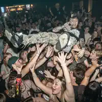 Hör dir undefined an, schau dir Musikvideos an, lies die Biografie, finde Tourdaten und mehr!