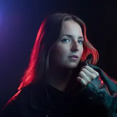 Hör dir MYRHA an, schau dir Musikvideos an, lies die Biografie, finde Tourdaten und mehr!