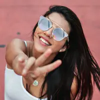 Luister naar undefined, bekijk muziekvideo's, lees de bio, bekijk de tourdata, en meer!