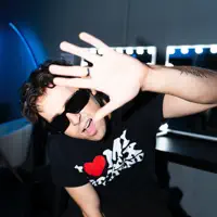 Ouve undefined, vê vídeos de música, lê a biografia, vê as datas da digressão e muito mais!