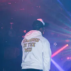 OTM Breezyを聴いたり、ミュージックビデオを鑑賞したり、経歴やツアー日程などを確認したりしましょう！