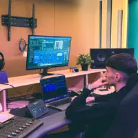 Ouve undefined, vê vídeos de música, lê a biografia, vê as datas da digressão e muito mais!