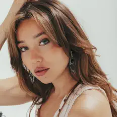 Danique सुनें, म्यूज़िक वीडियो देखें, बायो पढ़ें, दौरे की तारीखें और बहुत कुछ देखें!