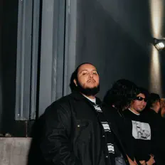 Holladay सुनें, म्यूज़िक वीडियो देखें, बायो पढ़ें, दौरे की तारीखें और बहुत कुछ देखें!