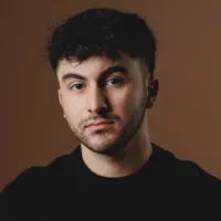 Poslechněte si interpreta undefined, sledujte hudební videa, přečtěte si životopis, podívejte se na data turné a další informace.