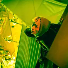 聆聽 Err Dali、觀看音樂影片、閱讀小傳、查看巡演日期等！