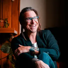 Escucha a Kristopher James, mira videos musicales, lee su biografía, consulta las fechas de las gira y más.