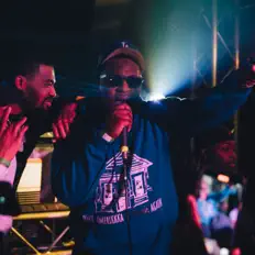 Faragama Vozziを聴いたり、ミュージックビデオを鑑賞したり、経歴やツアー日程などを確認したりしましょう！